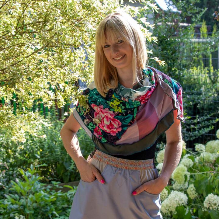 MM trifft Rose Seidentuch Ola im Garten